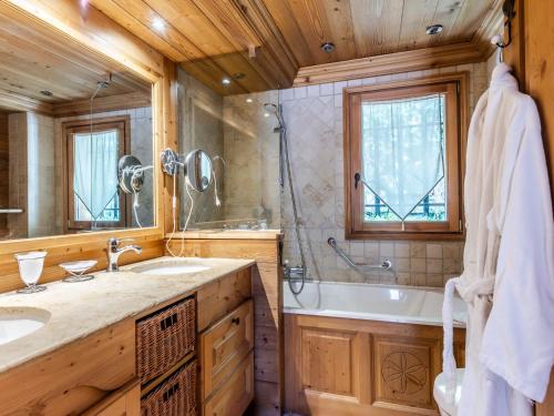 ein Badezimmer mit Badewanne und Waschbecken in der Unterkunft Chalet haut standing 14p à 500m des pistes avec parking - FR-1-754-8 in Morzine