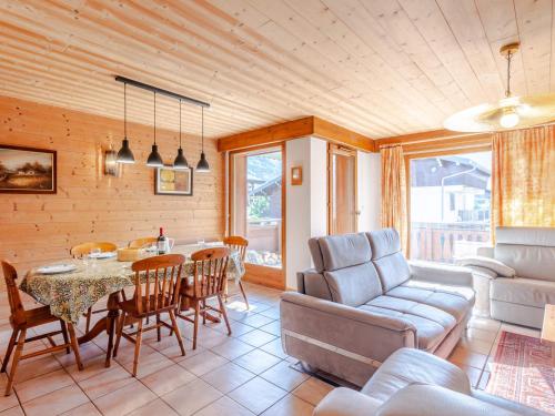 un salon avec une table, des chaises et un canapé dans l'établissement Charmant T4 à Morzine, proche centre et remontées, idéal pour 8 pers., garage inclus - FR-1-754-13, à Morzine