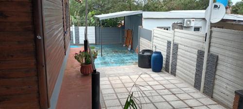 um quintal com uma piscina e uma cerca em Cabaña El Niño em Posadas