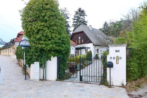 een poort voor een wit huis bij Art Apartments Sievering in Wenen