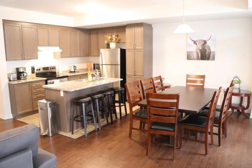 Luxury Townhome Minutes To Toronto & Plazas Nearby