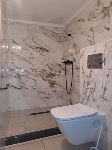 Bilik mandi di Villa Si'Seta