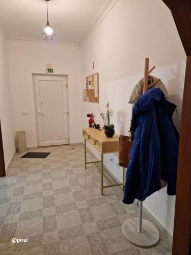 una habitación con una mesa y un abrigo azul sobre una mesa en Casa Almeida - Castelo Branco, en Castelo Branco