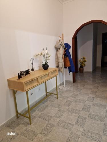 Una habitación con una mesa de madera con flores. en Casa Almeida - Castelo Branco en Castelo Branco