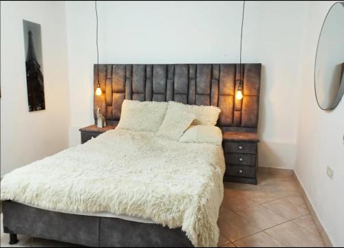 1 dormitorio con 1 cama grande y cabecero de madera en Habitacion cama doble en sabaneta, en Sabaneta