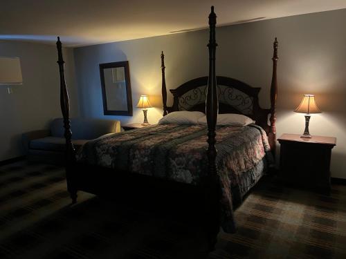 Uma cama ou camas num quarto em The Ridge Motor Inn