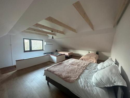 sypialnia z 2 łóżkami i biurkiem na poddaszu w obiekcie Jaga House in Krakow free parking w Krakowie