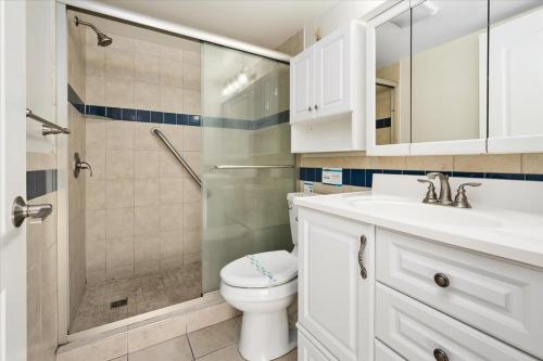 大洋城的住宿－Oceanfront 2 Bedroom Modern Beach Condo w Pool，浴室配有卫生间、盥洗盆和淋浴。