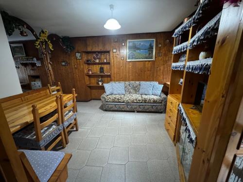 ein Wohnzimmer mit einem Sofa und einem Stuhl in der Unterkunft Casa Cardillo in Colere