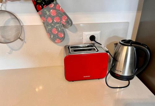 a red toaster sitting on top of a counter at Estudio en Palermo Hollywood in Buenos Aires