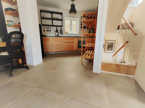 a hallway with a desk and a chair in a room at Nueve Pies Surf casita in Las Palmas de Gran Canaria