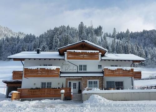 a house in the snow with snow at Feine Bleibe in Eben im Pongau