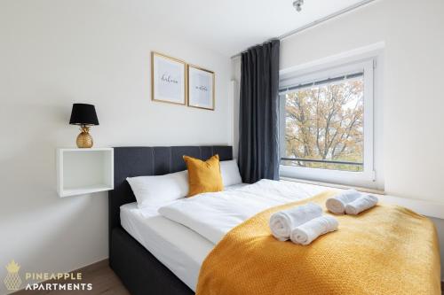 Tempat tidur dalam kamar di Pineapple Apartments Dresden Zwinger IX - 80 qm - 1x free parking -