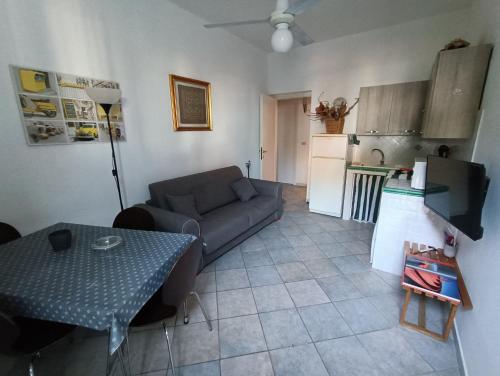 - un salon avec un canapé et une table dans l'établissement Casa cuticchia, à Castel di Tusa
