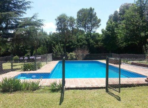 ラ・グラニャにあるLa Granjaの庭の青い大型スイミングプール
