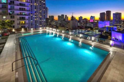 une grande piscine sur le toit d'un bâtiment dans l'établissement Vibrant Studio Downtown Miami, à Miami