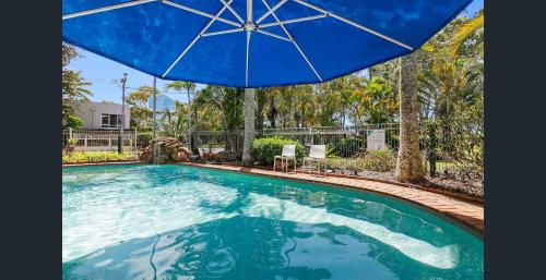 Bazén v ubytování Beachfront at Silver Sands Hervey Bay nebo v jeho okolí