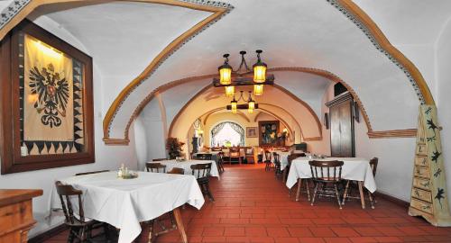Reštaurácia alebo iné gastronomické zariadenie v ubytovaní Gasthof Tell