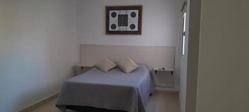 um quarto com uma cama com duas almofadas em Monoambiente Céntrico2 em Santiago del Estero