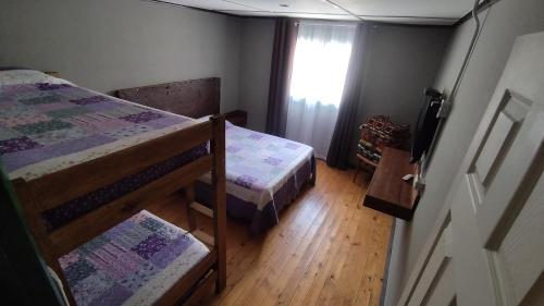 1 Schlafzimmer mit 2 Etagenbetten und einem Fenster in der Unterkunft Hospedaje Leñas del Tolosa in Las Cuevas