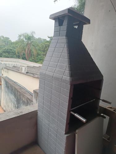 un horno de ladrillo negro en el lateral de un edificio en Casa com piscina e Bilhar, en Diadema