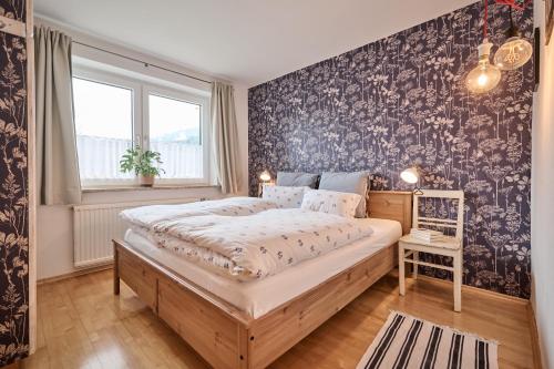 sypialnia z dużym łóżkiem przed oknem w obiekcie Bungalow Nr. 33 - Die Ferienwohnung w mieście Altenmarkt im Pongau