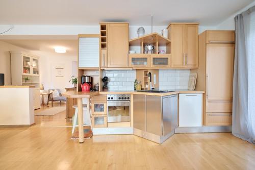 kuchnia z drewnianymi szafkami i stołem w pokoju w obiekcie Bungalow Nr. 33 - Die Ferienwohnung w mieście Altenmarkt im Pongau