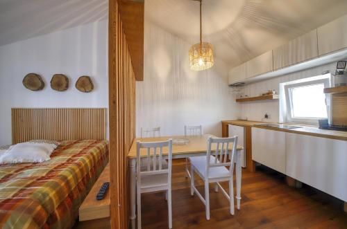 Schlafzimmer mit einem Bett, einem Tisch und Stühlen in der Unterkunft Tenuta Rurale Luxury&Nature in Gravina in Puglia