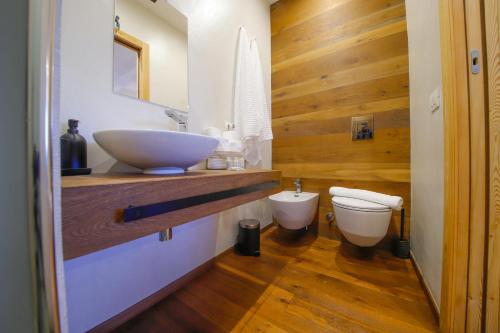 ein Bad mit einem Waschbecken und einem WC in der Unterkunft Tenuta Rurale Luxury&Nature in Gravina in Puglia