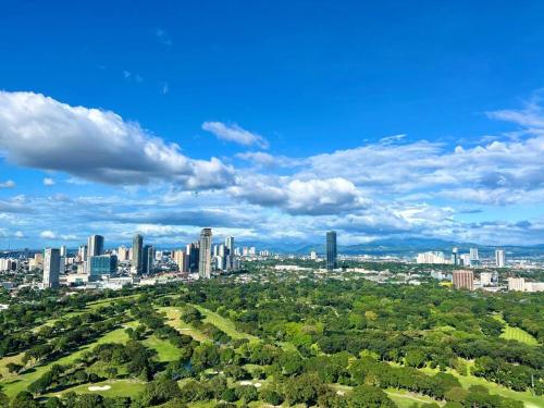 uma vista aérea de uma cidade com edifícios altos em Kazoku 2BR Family Condo at Shaw em Manila