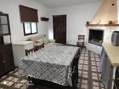 uma sala de estar com uma mesa e uma lareira em Cortijo Ferre, a los pies del castillo la Atalaya de Nijar em Níjar