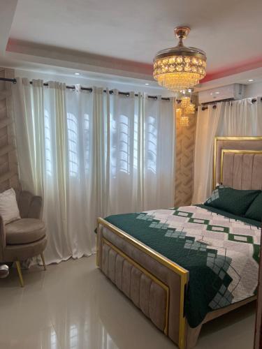 1 dormitorio con cama y lámpara de araña en Coconut paradise Residences, 
