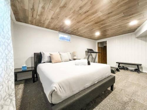 1 dormitorio con 1 cama blanca grande y escritorio en Stylish Getaway in the Center of Colorado Springs, en Colorado Springs