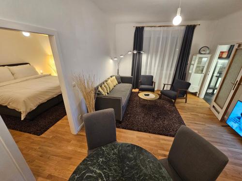 Кровать или кровати в номере Yuki's Place - Central Design Apartment - Vienna Trade Fair - WU Campus - Downtown - Subway