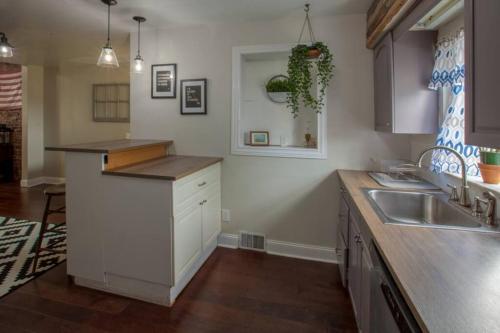 uma cozinha com um lavatório e uma bancada em Great for Exploring * Stylish Loft Like Living em Pittsburgh