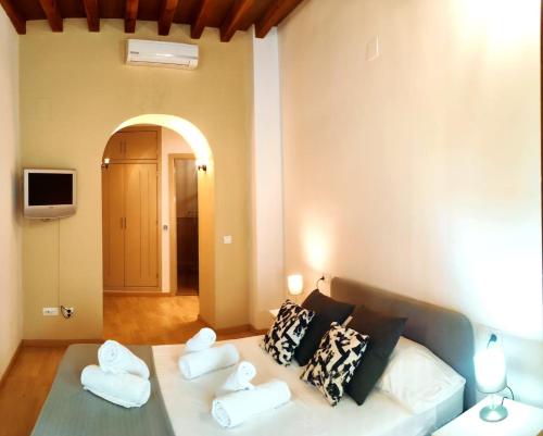 a bedroom with a bed with white towels on it at Apartamento Familiar Juramento in Córdoba
