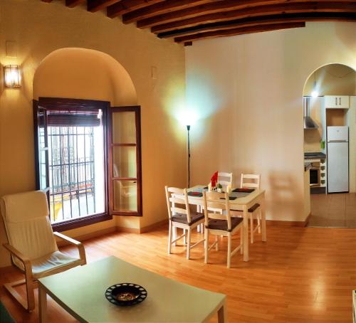 a kitchen and dining room with a table and chairs at Apartamento Familiar Juramento in Córdoba