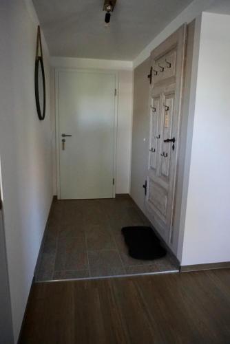 an empty room with a door and a tile floor at FeWo herein SPAZIERT in Schmiedefeld am Rennsteig