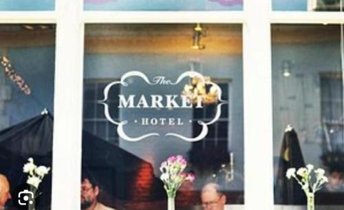 un cartello in una finestra di un hotel di mercato di The Market Hotel ad Alton