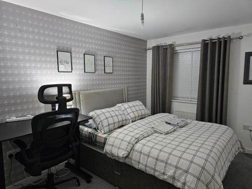 Bridgepay Double Room في Kenton: غرفة نوم بسرير ومكتب وكرسي