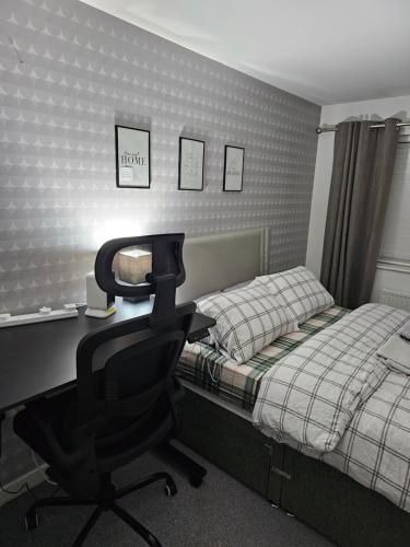 a bedroom with a desk and a bed and a chair at Bridgepay Double Room Newcastle in Newcastle upon Tyne