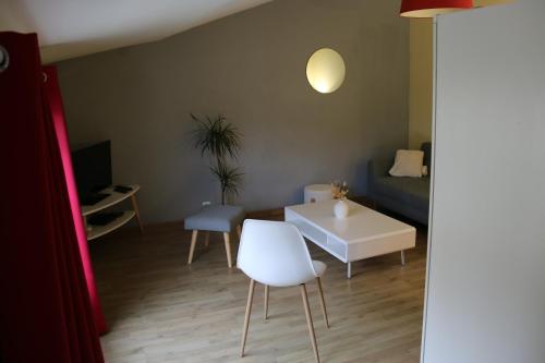 a living room with a couch and a table at Maison au calme 2 chambres centre de Caen in Caen