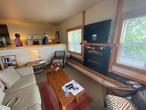 a living room with a couch and a table at BOATYARRD Inn # 9 in Langley