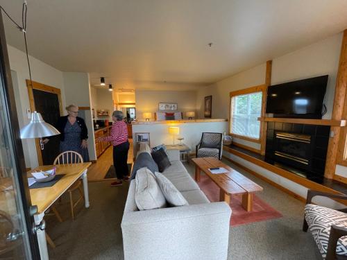 a group of people standing in a living room at BOATYARRD Inn # 9 in Langley