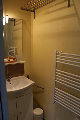 a bathroom with a sink and a toilet and a mirror at Maison au calme 2 chambres centre de Caen in Caen