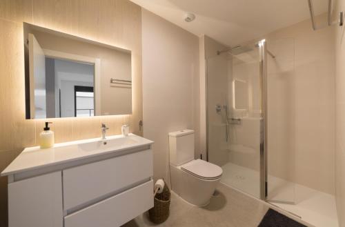 y baño con lavabo, aseo y ducha. en Apartment in Gran Alacant with Sea View, AC, pool en Gran Alacant