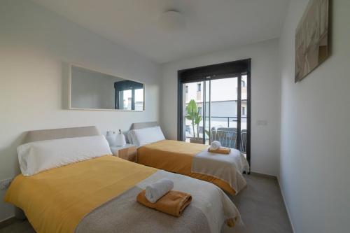Habitación de hotel con 2 camas y balcón en Apartment in Gran Alacant with Sea View, AC, pool en Gran Alacant
