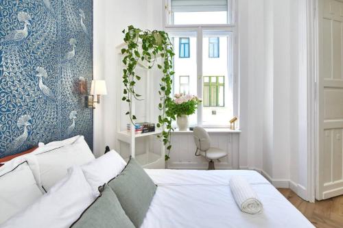 sypialnia z białym łóżkiem i oknem w obiekcie Fully equipped apartment Budapest, Hungary w Budapeszcie