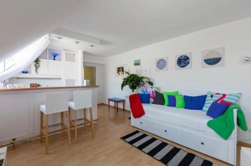 ein Wohnzimmer mit einem Sofa und einer Küche in der Unterkunft roof top studio in Wien
