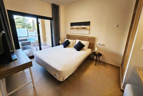 1 dormitorio con cama grande y ventana grande en Private Apartment & Pool - El Oasis Golf Resort - Fuente del Alamo, en Murcia